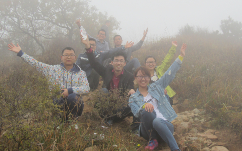 研究生爬山活动.jpg